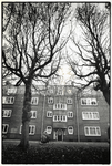 404291 Gezicht op een gedeelte van het in de stijl van de Amsterdamse School gebouwde appartementencomplex aan de ...